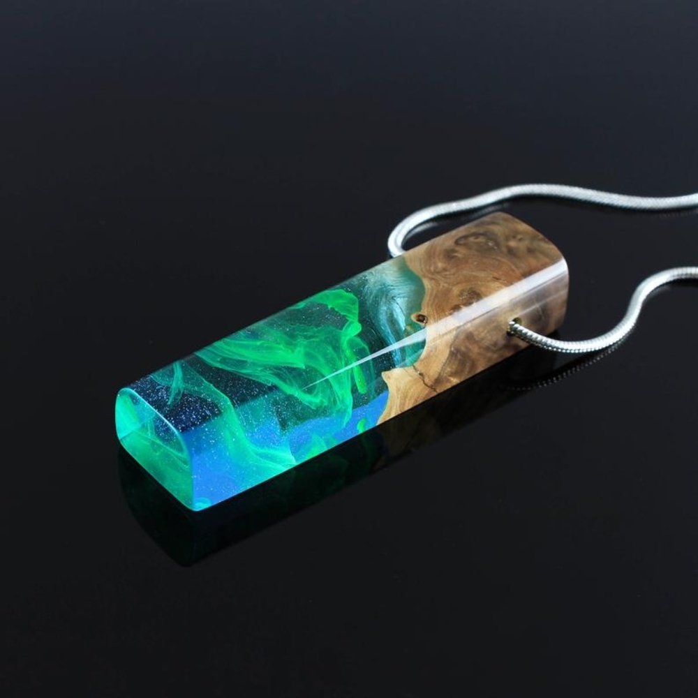 Aurora hand carved pendent with silver chain